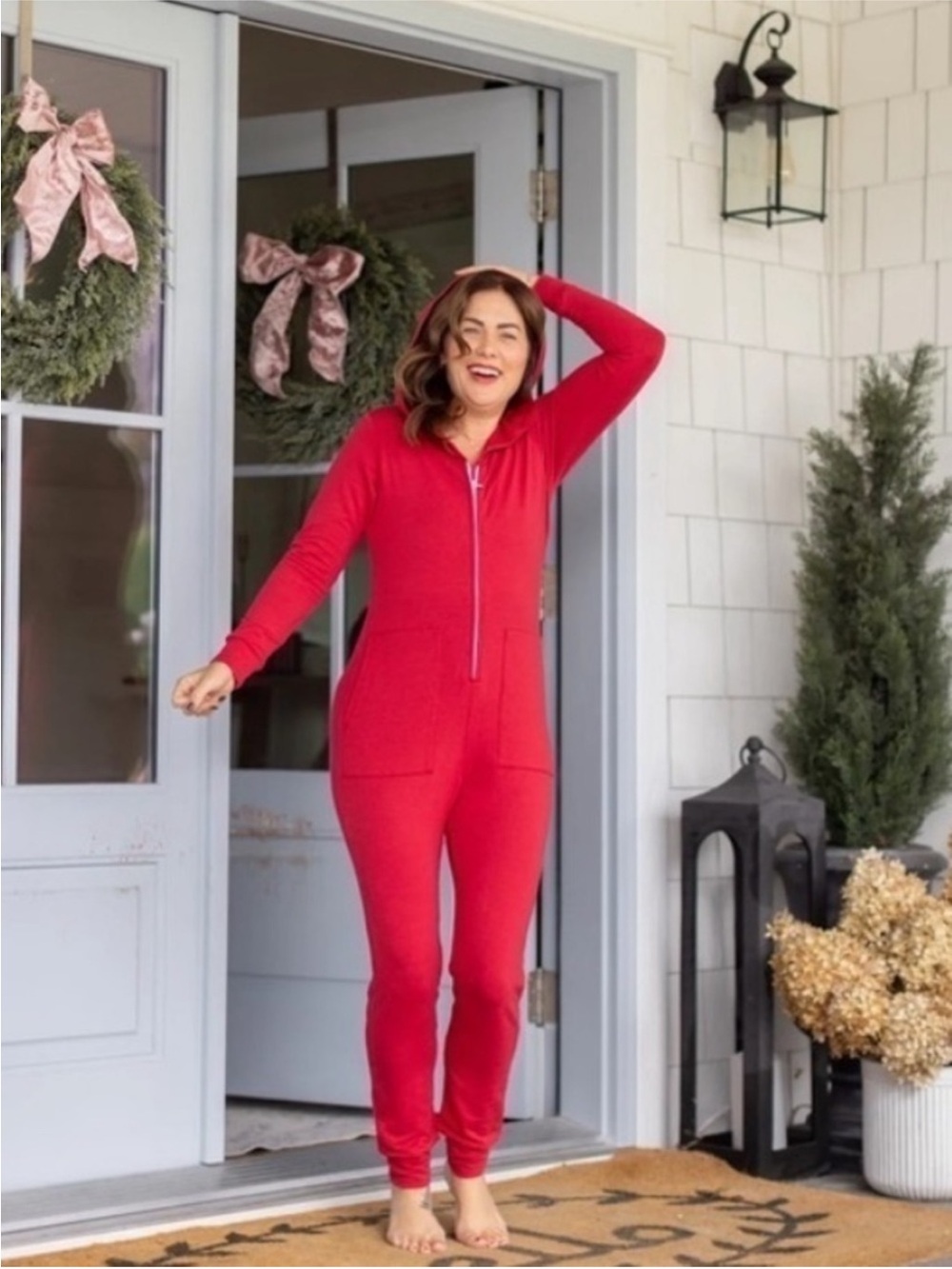 VGUC SMASH&TESS M JILLY JOGGER IN RED WITH WHITE CONTRASTING ZIPPER AND HOOD